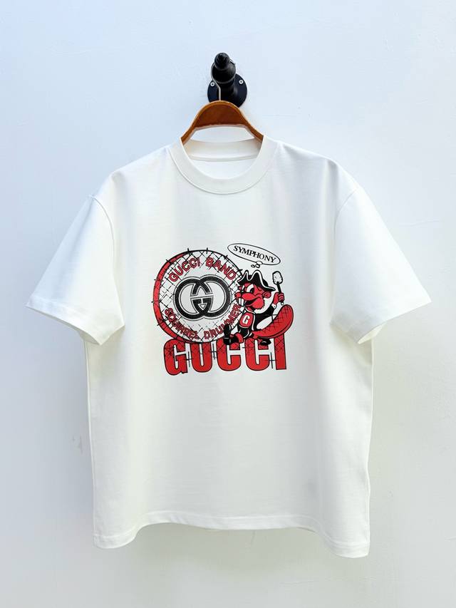 gu·卡通印花圆领短袖T恤、代工厂出品 春夏新品 定制280克全棉面料、质地密实细腻、挺括有型 微阔版型、罗纹圆领、正面大幅涂鸦风格，松鼠作为鼓手、手持鼓槌、背