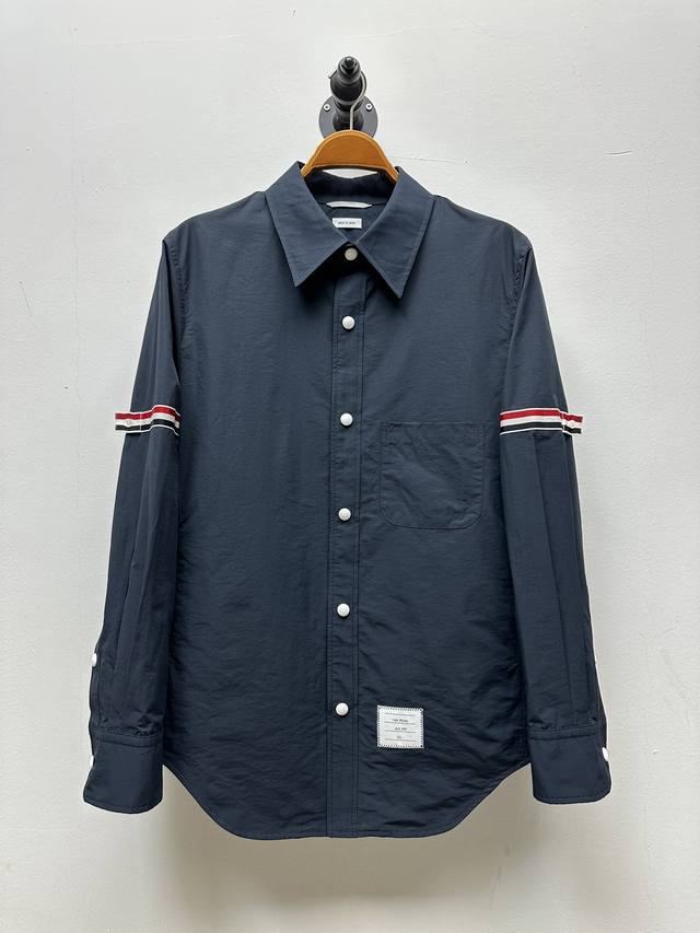 thom-B四条纹臂环衬衣式外套、代工厂出品 贸易公司订单 客供面料 定织定染锦棉饰日本小松涂层工艺 质地密实、挺括有型 衬衫式外套、可以叠加T恤类 成衣水洗、