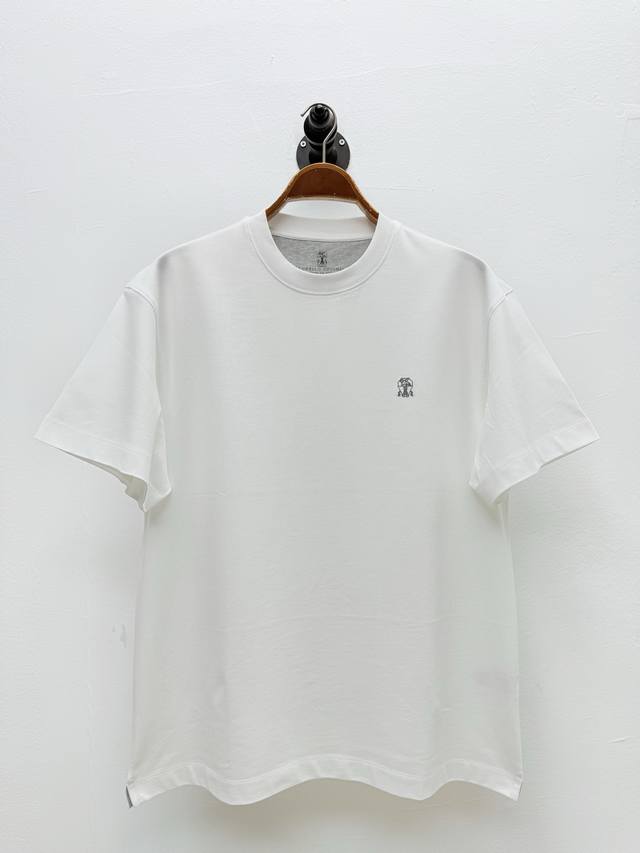 bc·胸口徽标刺绣圆领T恤、代工厂出品 春夏系列 右胸口饰有徽标刺绣，刺绣线条立体饱满，哑光质感高级不浮夸，仅通过手工痕迹传递匠人精神 下摆开衩处的法兰绒内衬不