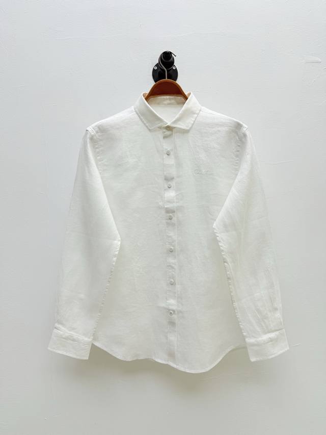 lp·刺绣亚麻衬衫、代工厂出品 春夏系列 正面胸口处品牌字样刺绣，远观似天然纹路，近看方显精致，这种“藏匿式标志”体现意式含蓄美学 摆缝处的品牌Logo贴饰避免