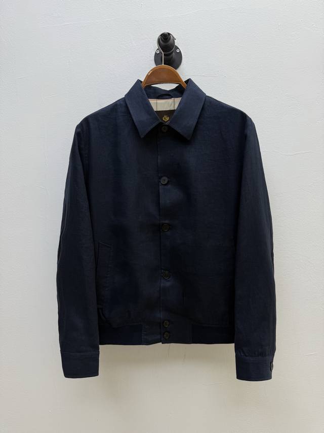 lp·轻量旅行者全麻夹克、代工厂出品 春夏系列 经典的“Light Voyager”版型，是每一个享受质感生活的人都必须要收藏的一款单品 夹克的每一颗扣子都镌刻