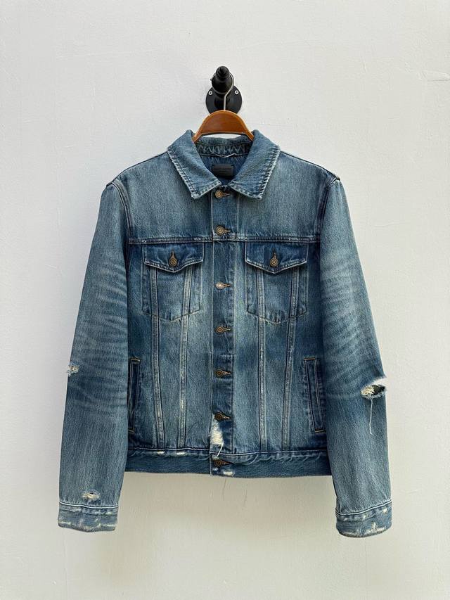 ysl·丹宁破坏牛仔夹克、代工厂出品 早秋系列 原色渐变牛仔布 尖领领边破坏设计、纽扣开合、两个胸部翻盖口袋，两个斜插口袋，后腰处设有可调节扣袢，袖口纽扣开合，