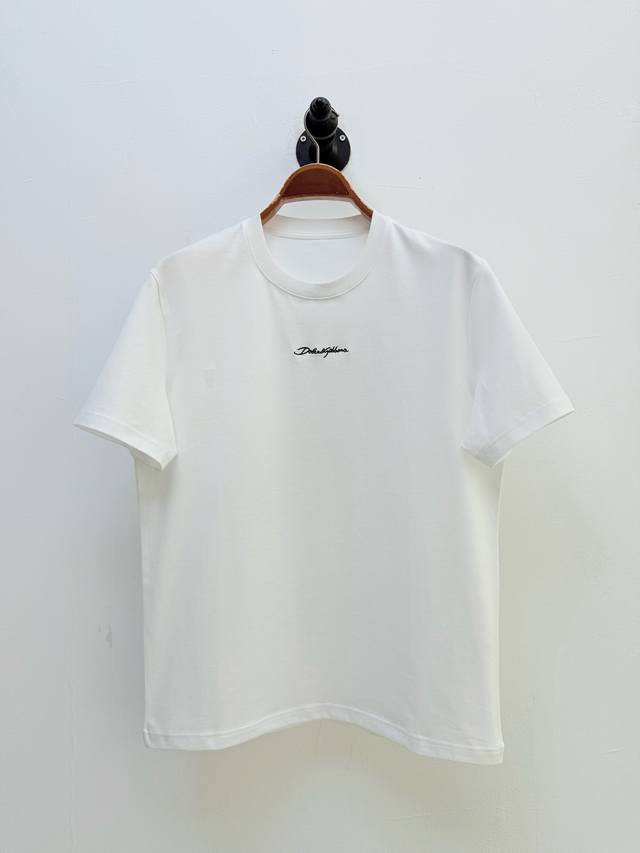 dg·字母刺绣徽标棉质圆领T恤、代工厂出品 春夏新品 棉质平纹针织、手感细腻柔软舒适， 常规版型、针织圆领、正面撞色字母刺绣徽标装饰、可与各式休闲装扮搭配 白色