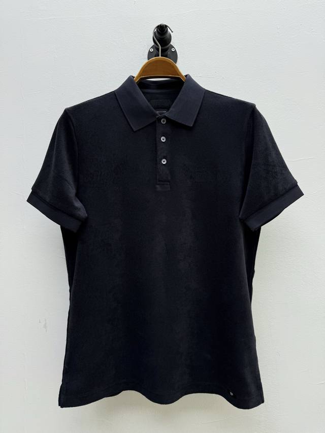 tf·毛巾棉徽标刺绣Polo衫、代工厂出品 春夏系列 胸口饰有经典品牌徽标刺绣，刺绣选用与服饰同色系的纱线，远观似纹路，近看方显标识，契合品牌“低调中见身份”的