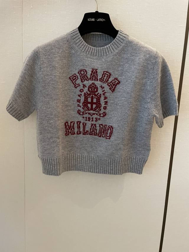 prad*灰色短袖针织衫 25早春新款，更加轻薄的羊绒羊毛混纺纱线，织法也是松针型，这款不像以往的厚度，会过度三季春秋夏延续周期长，上身舒适0压，几乎感觉不到它