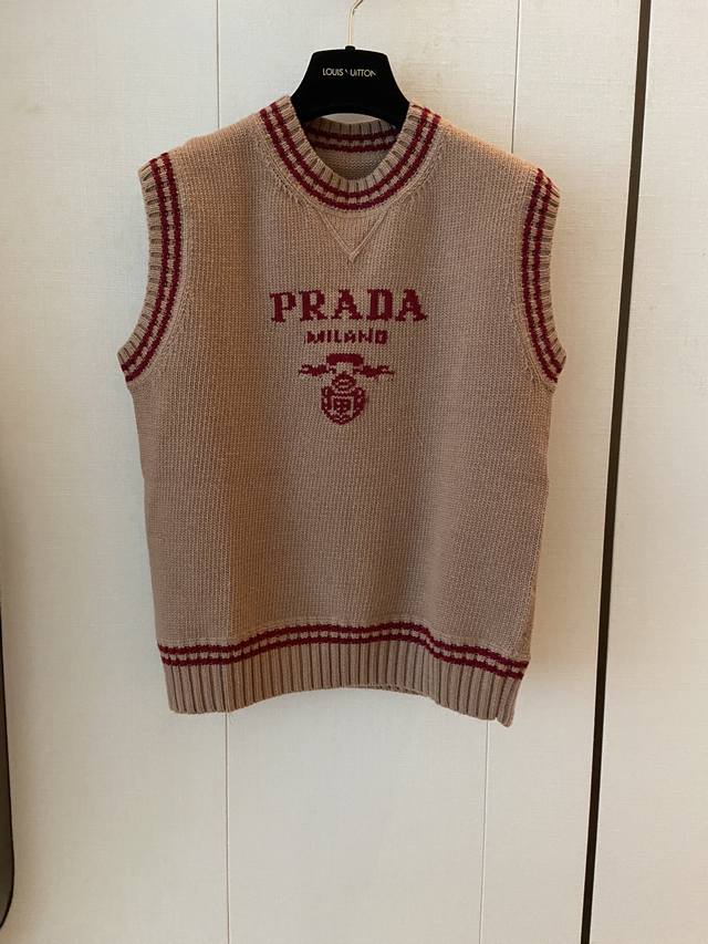 prada羊毛针织马甲丨复古学院风撞色马甲背心，羊毛+山羊绒混纺纱线，螺纹针织领口、袖口、底边收针，版型宽松廓形松弛自在，微落肩袖增加休闲惬意感，比较好搭配，其