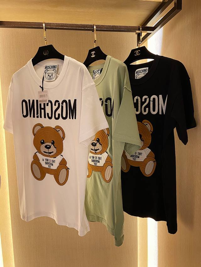 mos新款刺绣T恤， 定制原版面料（注，此款卫反工艺设计，设计师的理念是把不完美当时尚）可可爱爱的小熊忍不住的都要入几件，宽松慵懒风设计轻松可驾驭，完全不挑人穿