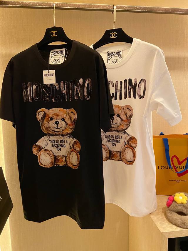 mos新款贴布小熊T恤， 定制原版面料 可可爱爱的小熊忍不住的都要入几件，宽松慵懒风设计轻松可驾驭，完全不挑人穿，男女同款 现货发售 尺码Xxs Xs S M