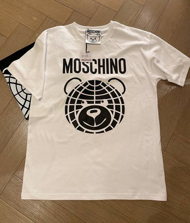 mos23Ss新款字母小熊短袖 贸易公司订单货，客订全棉面料，舒适亲肤 采用康丽印花工艺，时尚简约 超级百搭好穿的一款T恤 ，喜欢的不要错过哦，尺码Xxs Xs