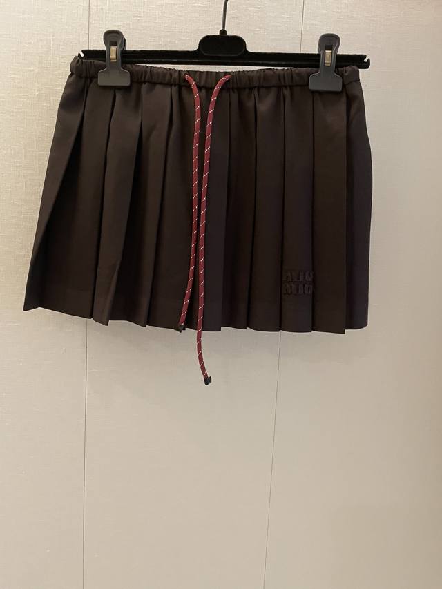 miumi*泰风校服靛蓝少女短款压褶半裙！进口天丝精纺西装面料质感轻盈舒适！复古学院风文艺少女必入单品！定位刺绣字母L Pogo低调奢华，原版定制撞色皮扣织带，