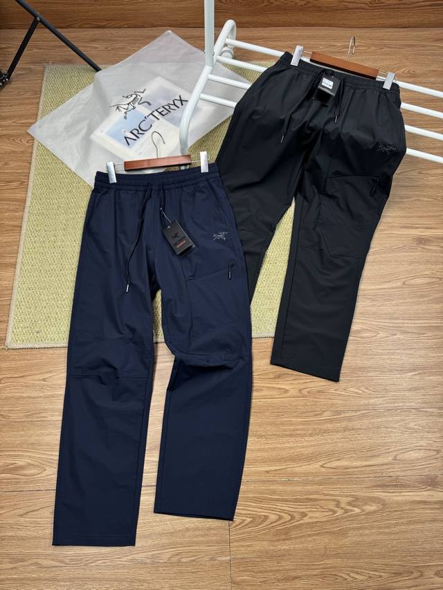 Arc’Teryx 始祖鸟 新款厚板印花速干裤男士流行休闲速干裤，此款裤子非常百搭，弹力腰围，日常上班户外运动都可以穿着 此款经过北家多位著名设计师设计，是时尚