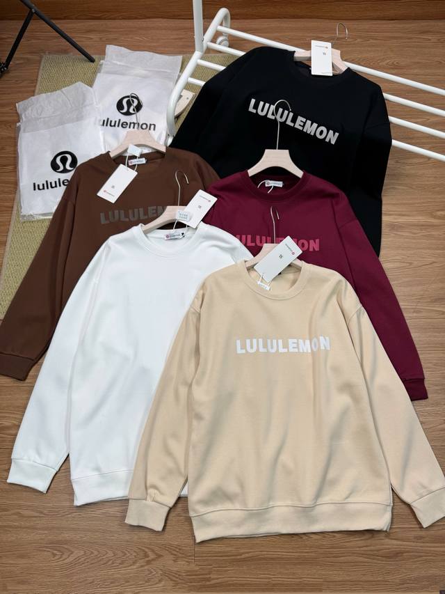 高品质，雪梨纸精包装 Lululemon 露露25春季新品！男士华棉牛奶丝圆领卫衣！掌柜力荐！线上线下同步！360克客供牛奶丝华棉面料！亲肤舒适持久柔软！环保色