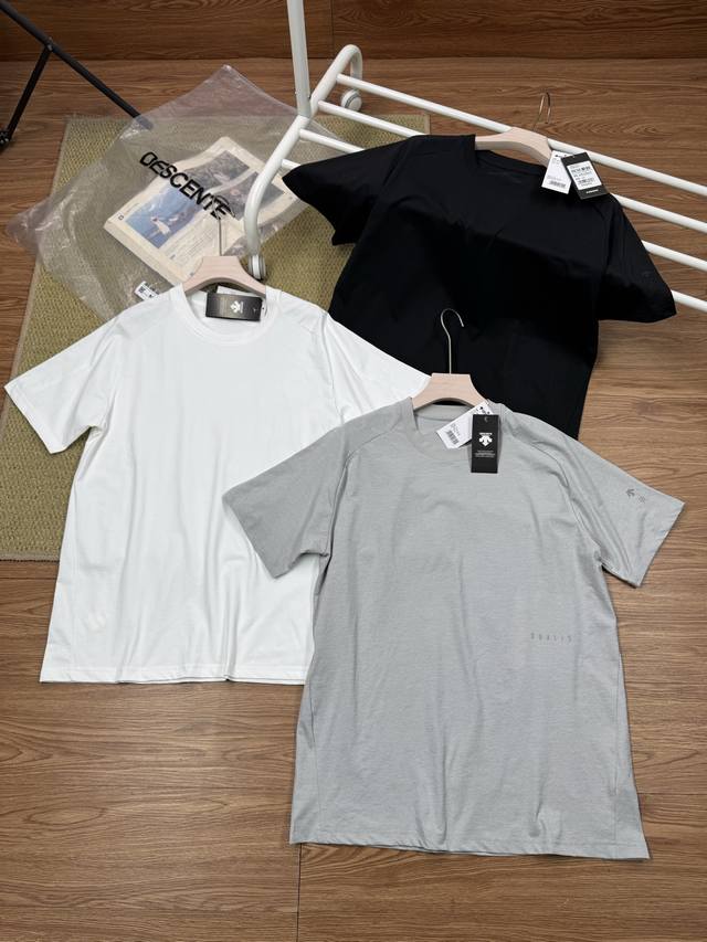 迪桑特Dualis系列都市通勤男士Tougt吸湿排汗短袖T恤。该款面料采用最新棉质速干科技面料，手感柔而有棉质感，吸湿性超强，整体设计简练低调奢华。加工采用独特