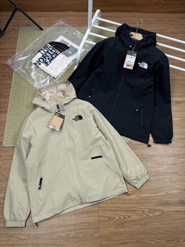 The North Face 北面刺绣男女连帽情侣款外套 莱卡面料上身挺括有型 定制拉链大大提升立体裁剪 宽松版型男女均可穿着 定制辅料 细节满满 口袋处打枣锁