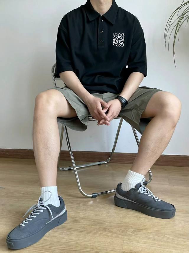 Loewe 罗意威经典小标 Polo衫短袖T恤 甄选高品质网眼速干面料 舒适透气 不闷不热 手感软糯细腻 上身充满质感 非常轻便舒适 运动宽松版型不紧身 轻松驾