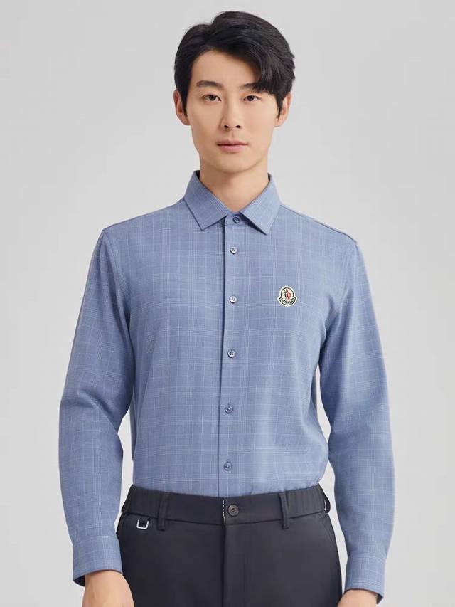 Moncler 蒙口2025春款男士休闲商务格子长袖衬衫！ 上身版型超赞！即修身！又好看！本人自留款！亲身力荐！可以这么说，对于这款衬衫，我是一万个推荐！ 本季