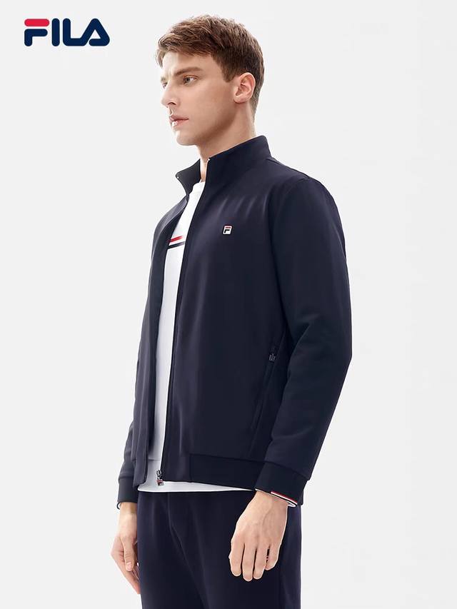 25年春季新品，Fila 斐乐专柜同步款！ 新款夹克外套，立领设计，进口面料 前胸袋Logo刺绣标，亮眼而又时髦。 袖口内置松紧橡筋，弹力收缩袖口，灵活伸展，运