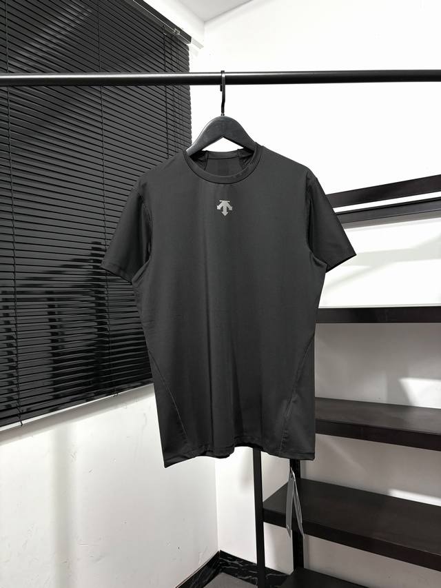 夏款高弹力冰丝速干短袖！Descente迪桑特综训运动健身男女同款清爽速干短袖T恤夏季新款！尺码偏小，卡码一定拍大！ 胸围3M反光小标！原单Des综训系列运动健