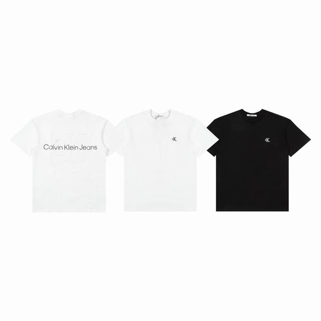 Ck刺绣小标钢印印花字母圆领短袖 Calvinklein官网一致款式 面料：32支双纱260克纯棉面料 同缸同色织染螺纹 颜色一致 工艺：进口机器白墨直喷字母