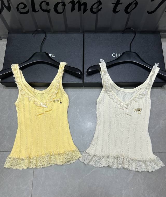 Miumiu缪缪蝴蝶结蕾丝边针织吊带背心配胸针 款号：25670103856 颜色：黄色 杏色 尺码：均码 80-125斤