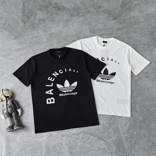 上新 Adidas三叶草联名Balenciaga系列25Ss限定情侣款短袖T恤，流量爆款，上身帅气百搭不挑人，休闲运动均可驾驭，经典永不过时绝佳秋季出行穿搭必备