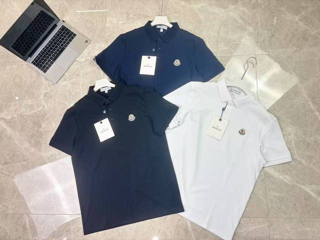 上新 蒙口经典基础款胸前刺绣小Logo短袖T恤。三色可选，夏季Polo衫短袖，商务休闲简约风，上身帅气百搭，夏季必备百搭奢潮单品 高端定制进口丝光珠地棉面料 ，