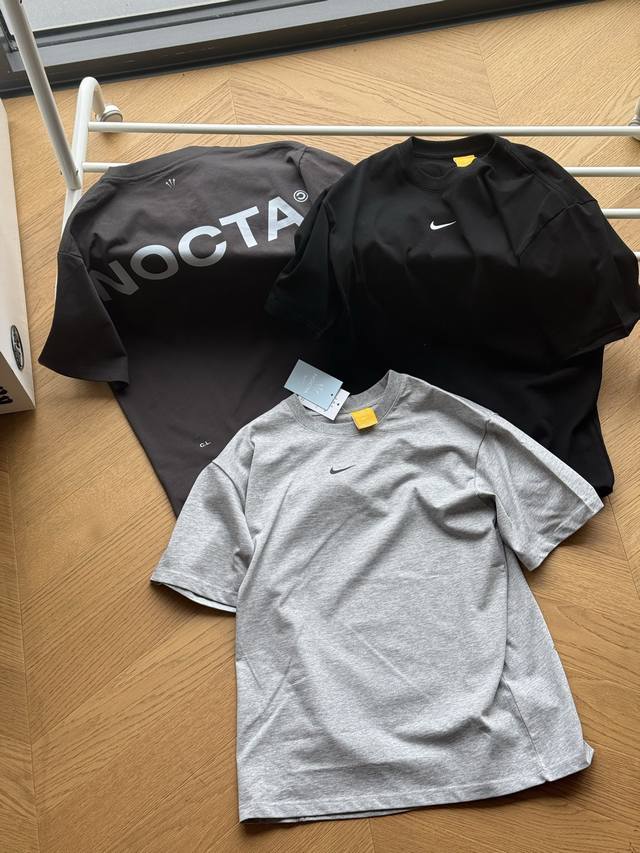 供 Nike X Nocta联名款Ss25纯棉字母印花短袖T恤 黑色 深灰 浅灰 S-Xl 原版260G双纱精梳面料，预缩处理，数码直喷印花，透气舒适！ 全套原