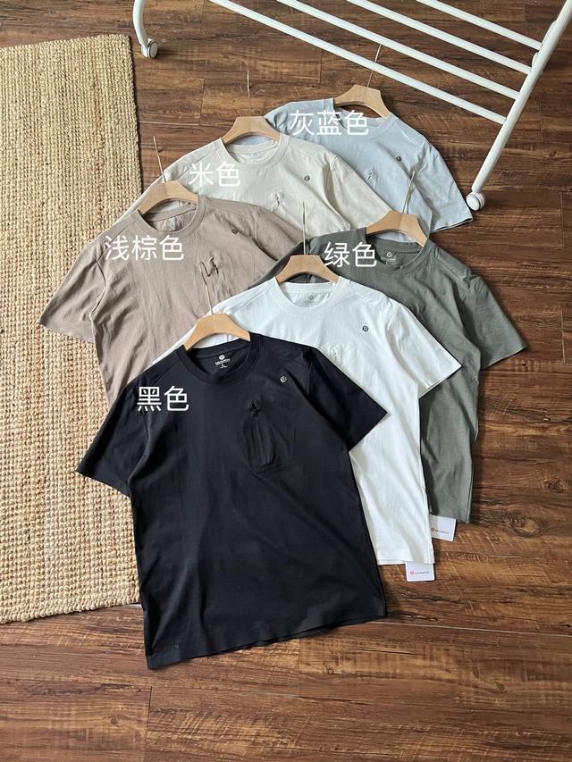 Lululemon露露夏季纯色冰感压胶口袋T恤，简约小标款，冰感科技面料，采用蜂窝状冰肤速干科技面料材质，触感凉爽，能快速吸收并散发人体汗液，保持肌肤干爽，让穿