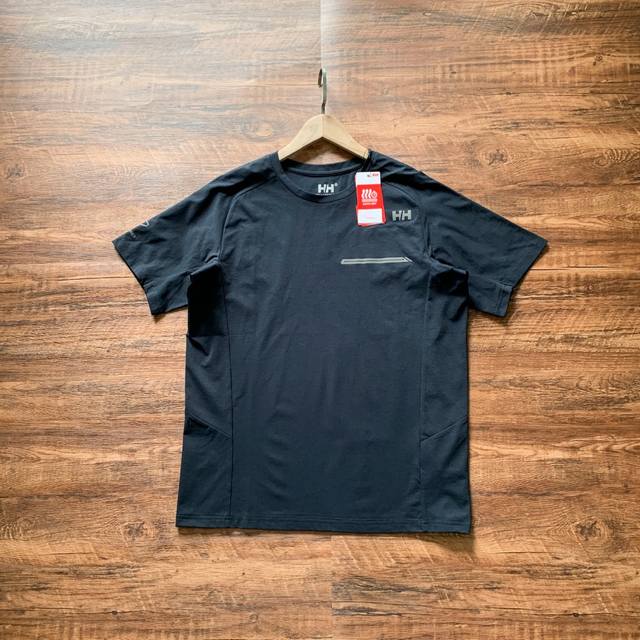 Helly Hansen Hh24夏男款Hp立体版型防晒吸湿速干凉感基础短袖T恤！！ 主打**“科技户外”**概念，结合了功能性与舒适设计的一款短袖！！ 凉感速