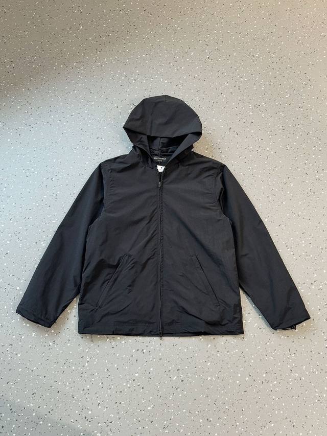 Balenciaga 巴黎世家 25Ss 经典款后背印花连帽冲锋衣外套 官网同步 面料采用涤纶冲锋衣专业面料原版一致 加三防涂层工艺 防水必备 内里高密度聚酯网