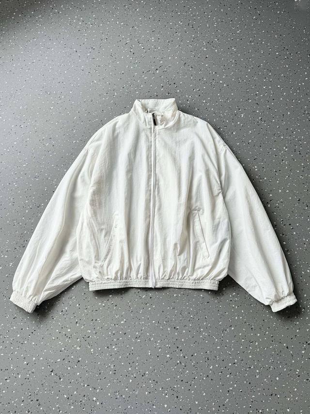 Balenciaga 巴黎世家 25Ss 龙年火焰图腾限定刺绣立领夹克外套 官网同步 面料采用塔丝隆冲锋衣面料原版一致 加三防涂层工艺 防水必备 内里高密度聚酯