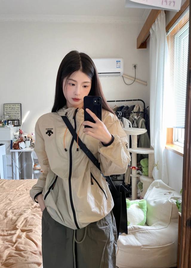 Descente迪桑特新款美式轻薄连帽防晒衣 夏季户外风登山防晒服外套是夏季户外运动的必备之选。它采用轻薄面料，给你轻盈自在的穿着体验，同时具有防晒Upf80+