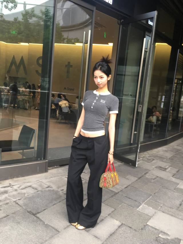 Miumiu 2025 夏最火短款 T 恤，不看后悔！ 宝子们，2025 年夏天的时尚密码，就在这件短款修身撞色圆领短袖 T 恤里！今年夏天，想成为街头最靓的仔