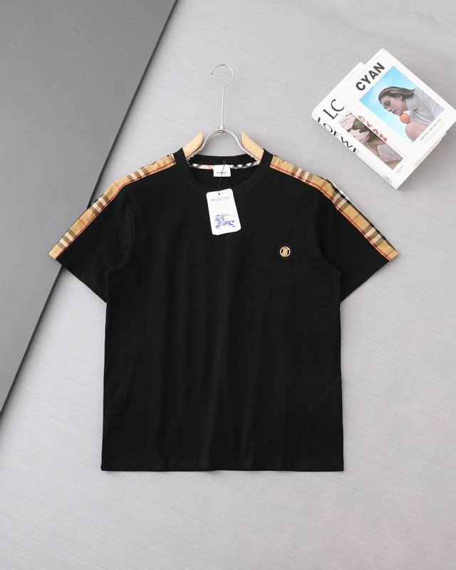 高品质 Burberry 巴宝莉双肩格纹拼接Tb金属徽章T恤 25Ss春夏新品，精美重工工艺，作为奢侈界的龙头，B家可谓是当之无愧了，首先映入眼帘的就是B家经典