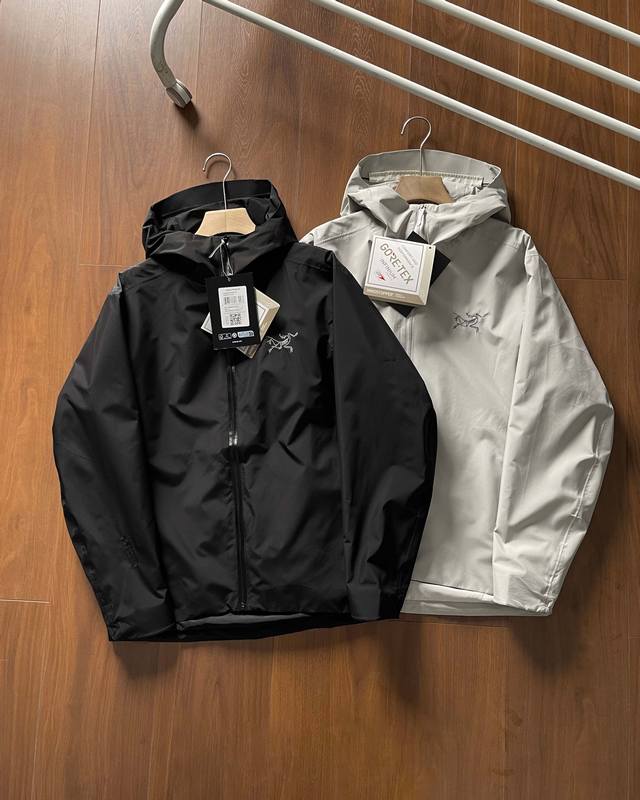 主图 品质外套Arc'teryx 始祖鸟Solano软壳两色防水防风透气连帽休闲夹克外套 修身剪裁：Beta Light Weight 通常采用修身的版型,贴合