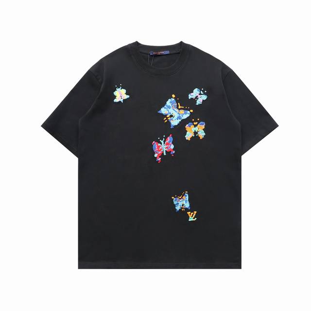 顶级复刻版本] 品名: Louis Vuitton Lv路易威登 新款七彩蝴蝶刺绣Logo休闲圆领短袖T恤 款号：335 尺码：S-Xl 颜色：黑色 白色 Lo