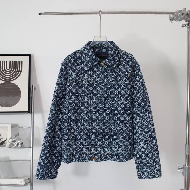Louis Vuitton 路易威登Lv早秋系列龚俊同款牛仔外套 此款采用100%棉打造的牛仔布面料，经过多重水洗工艺，呈现自然做旧风格。整体质感十足，挺括有型