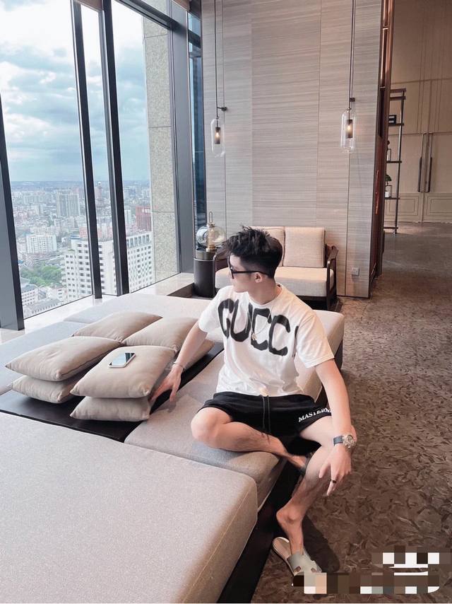 顶级复刻 古驰 Gucci联名巴黎世家手绘涂鸦字母纯色圆领短袖 款号：512 原版面料官方同款短袖T恤 定制280 克同缸染面料手感非常舒服 春夏最新砖柜同步时