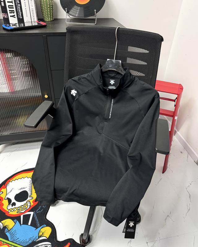 迪桑特Poio衫新品高端休闲速干立领半拉链硅胶标 Polo衫 专柜同步，亲肤舒适易于打理！非常的简洁大气！任何人任何年龄段都可架驭！ 上身超级有范！保持简洁设计