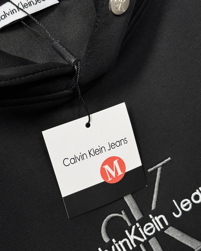 细节图# Calvin Klein Jeans Ck小标字母连帽卫衣 跟着爆款学穿搭 上身效果太炸裂 版型设计不用担心 随意穿搭都好看 不要一味选择大牌卫衣 小