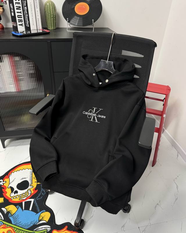 Calvin Klein Jeans Ck小标字母连帽卫衣 跟着爆款学穿搭 上身效果太炸裂 版型设计不用担心 随意穿搭都好看 不要一味选择大牌卫衣 小众才是会穿