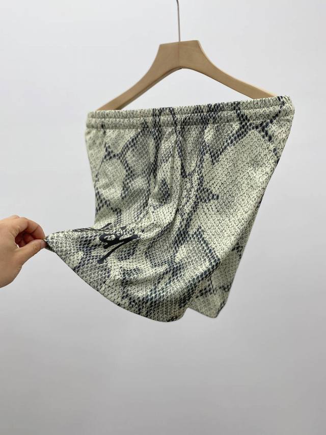 Stussy Mesh Short Basic Snake夏季系列Logo标志网眼宽松五分休闲短裤男女同款 骨色 优质面料：采用高品质的网眼面料，具有良好的透气