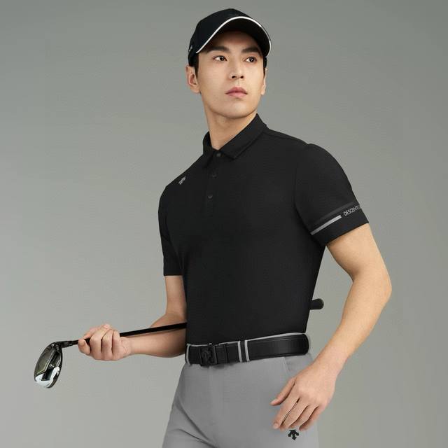 Descentegolf迪桑特高尔夫Field男士弹力短袖Polo衫 简约基础款短袖Polo衫。采用质感动感珠地网眼面料，质地挺阔，弹性丰富，且包覆性强。 袖口