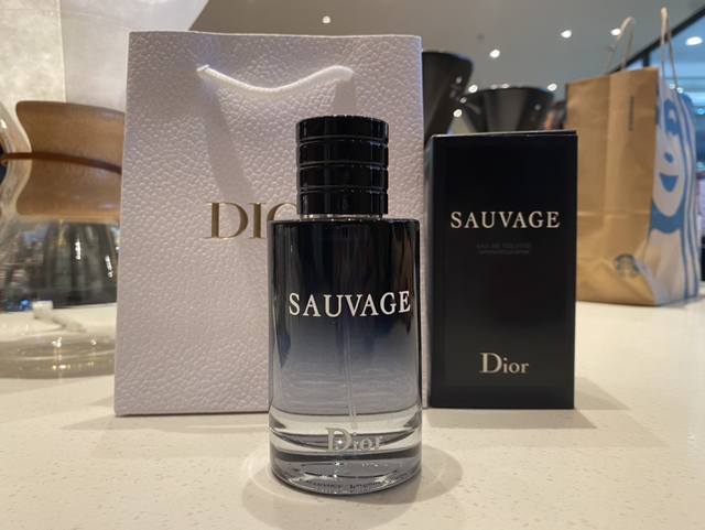 上新！ ，配专柜手袋！旷野Dior Sauvage香水丨100Ml。作为近几年最出名的香，感觉Dior Sauvage是绕不过去的，欧美地区近三年最好卖的香水，