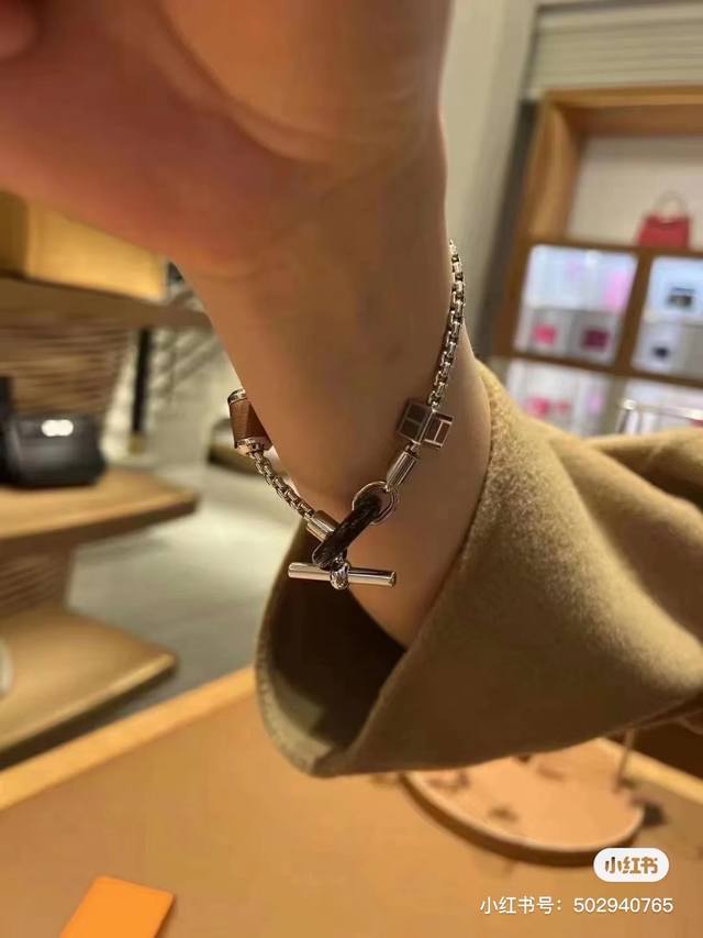Hermes 爱马仕最新款Meli Melo水牛角手链项链 爱马仕Meli Melo 很难得的一条设计感十足的项链，平时喜欢穿纯T，但需要一条项链去提升整体的穿