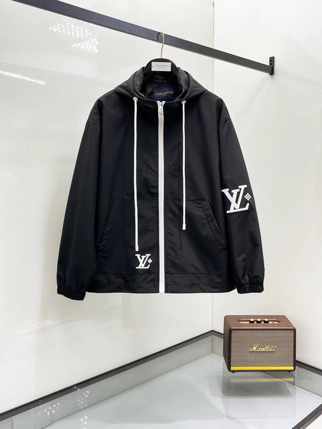 Louis Vuitton 路易威登 2025Ss新款 刺绣标识连帽外套冲锋衣 官网同步 轻奢主义 男女日常通勤穿搭必备单品 正确版本 欢迎对比 详细特征 采用