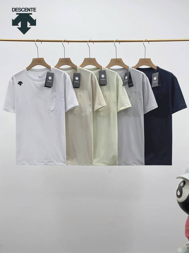 Descente 迪桑特户外休闲速干透气短袖 男士运动圆领T恤衫 夏日的炽热阳光下，每一次挥汗都是对自我的挑战。穿上迪桑特速干短袖，让你告别黏腻束缚，尽享干爽自