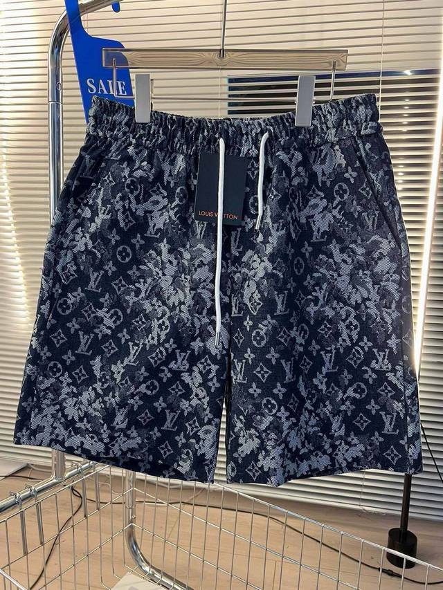 品名：Lv-23Ss 夏新款泼墨扎染提花老花牛仔休闲宽松阔腿抽绳松紧短裤 面料：牛仔 颜色： 牛仔蓝 尺码M-L-Xl 腰围 臀围 裤长 M 70 110 46