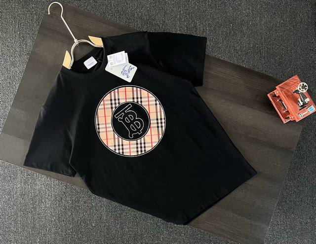 高品质 Burberry 巴宝莉中东土豪烫钻新款T桖！ 25Ss春夏新品，拼接镶嵌B家标识醒目贴布，进口手工烫钻， 采用32支260克双纱纯棉原版面料，磨毛处理