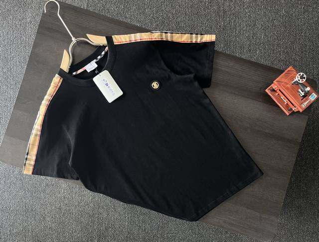 高品质 Burberry 巴宝莉双肩格纹拼接Tb金属徽章T恤 25Ss春夏新品，精美重工工艺，作为奢侈界的龙头，B家可谓是当之无愧了，首先映入眼帘的就是B家经典